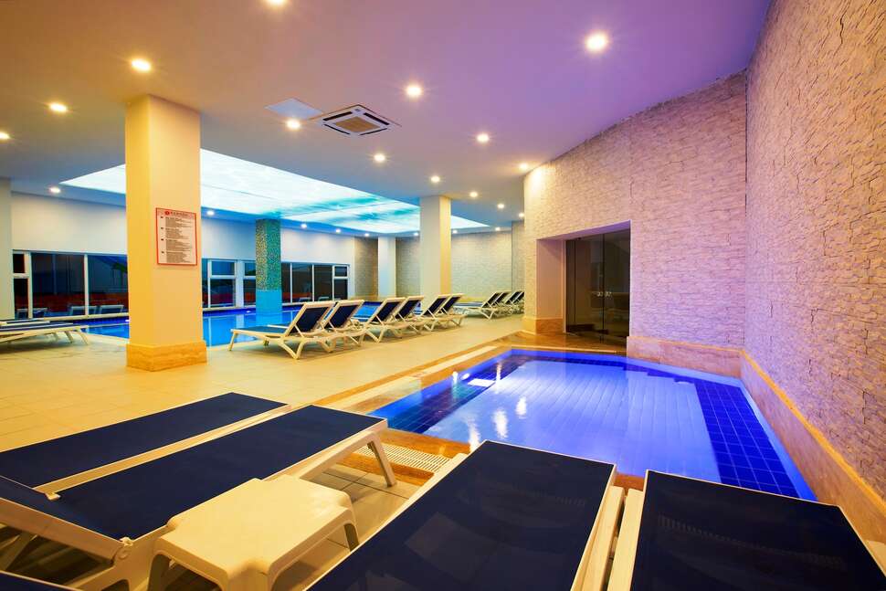 Een foto van het zwembad bij Ramada Resort By Wyndham Side