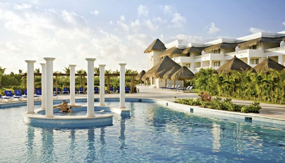 Een foto van het zwembad bij Grand Riviera Princess