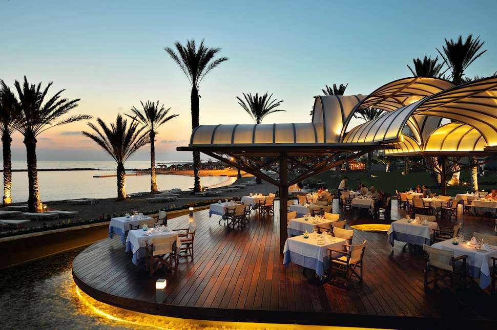 Een foto van het terras bij TUI Blue Pioneer Beach