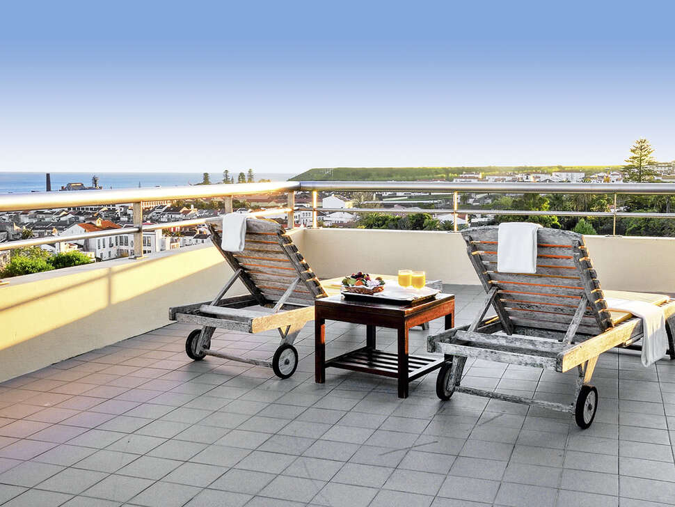 Een foto van het terras bij Sao Miguel Park Hotel