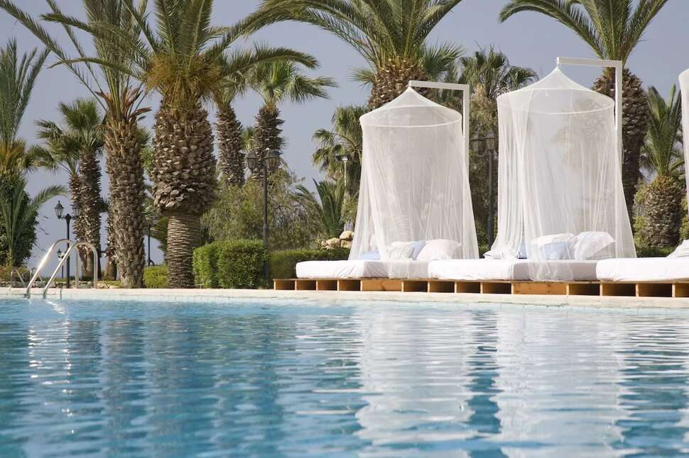 Ein Foto vom Pool im Sandy Beach Hotel & Spa