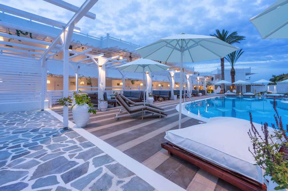 Ein Foto vom Pool im Aloe Hotel