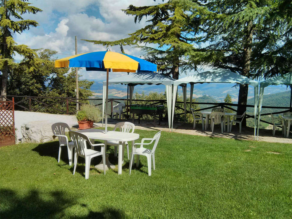 Een foto van het terras bij Agrituristica Monte Acuto