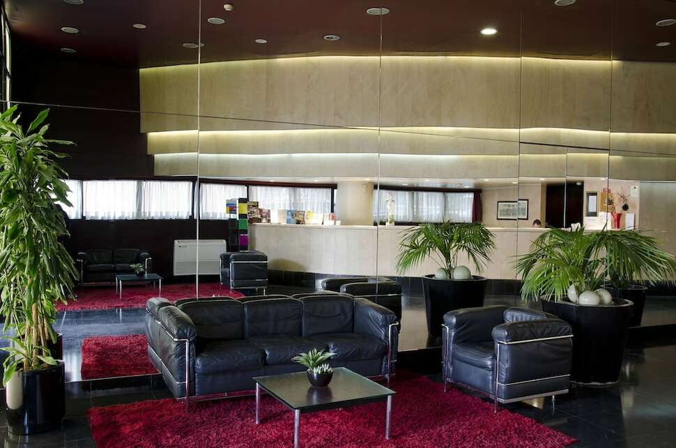 Een foto van het interieur van VIP Executive Eden Aparthotel