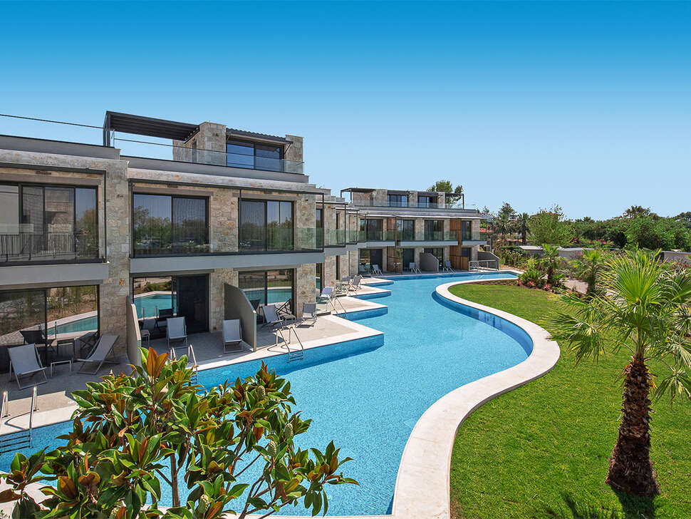 Een foto van het zwembad bij Portes Lithos Luxury Resort