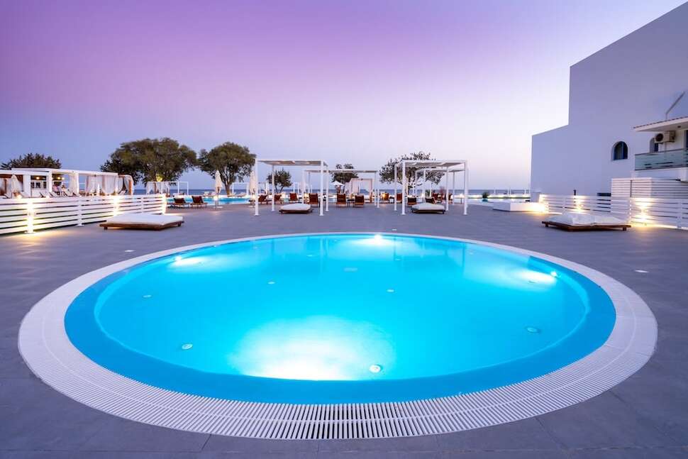 Een foto van het zwembad bij Kamari Plus Hotel