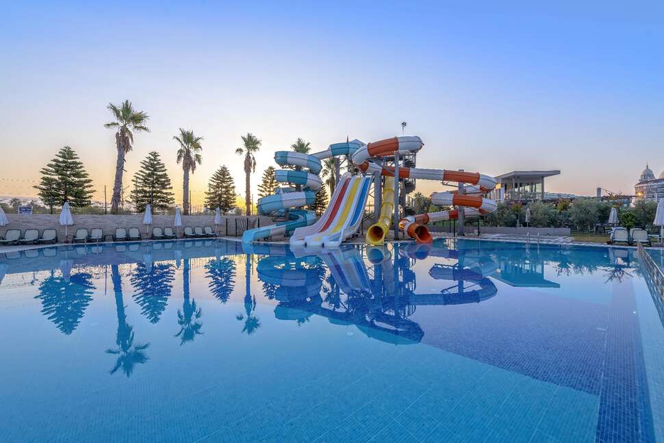 Een foto van het zwembad bij Port River Hotel & Spa