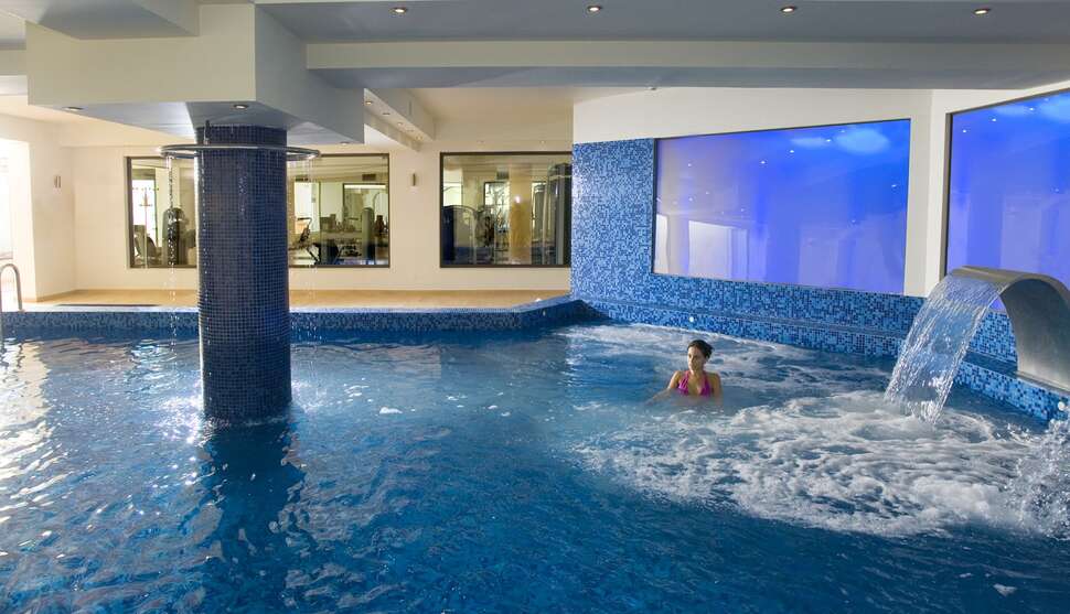 Een foto van het zwembad bij Grand Hotel Holiday Resort