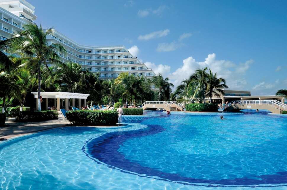 Een foto van het zwembad bij Riu Caribe