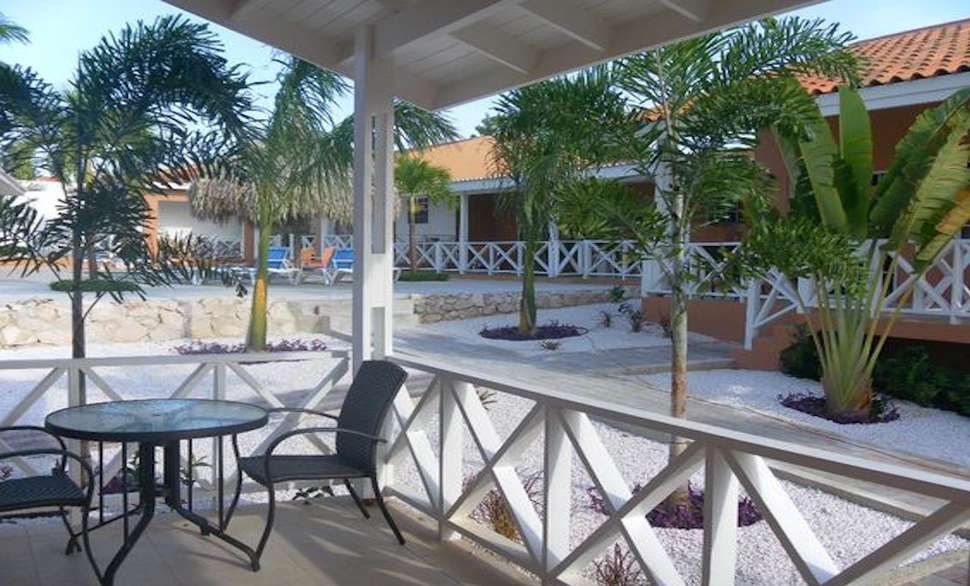 Een foto van het terras bij Curinjo Resort