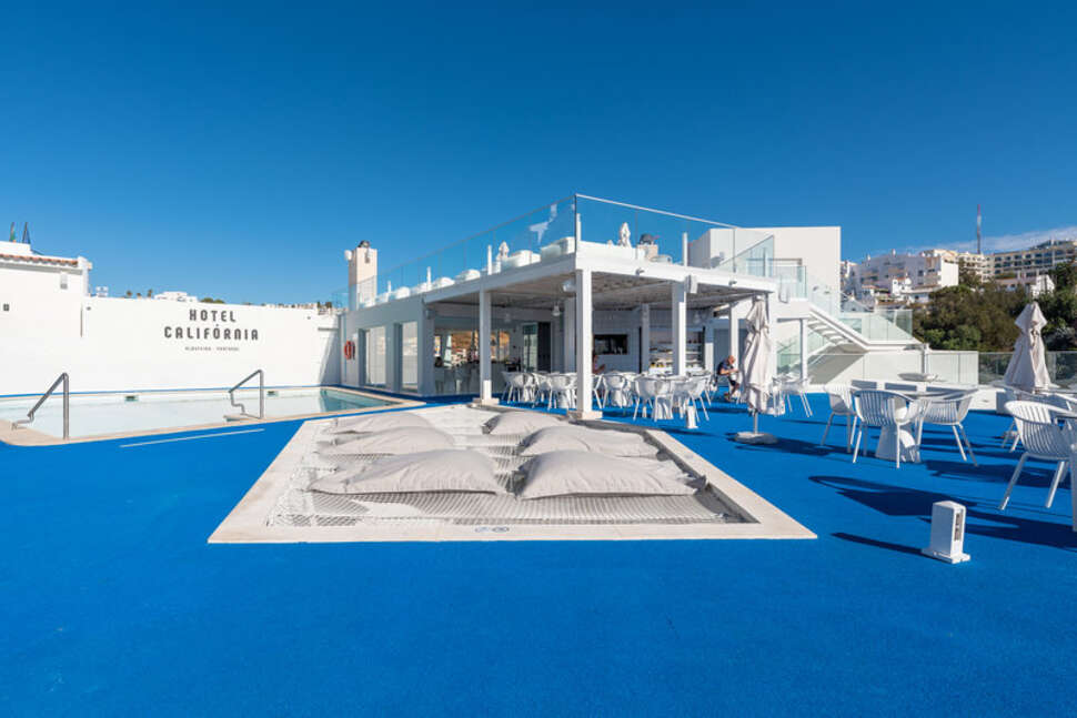 Een foto van het terras bij Hotel Indigo
