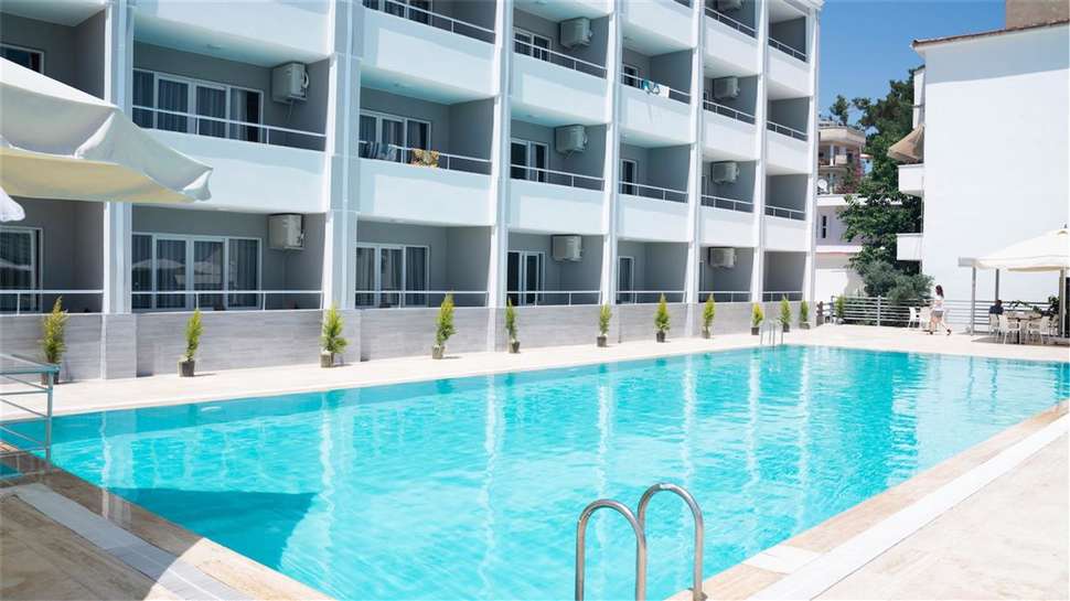 Een foto van het zwembad bij Tryp by Wyndham Didim
