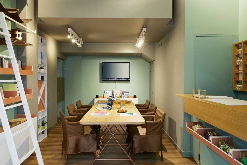 Een foto van het interieur van City Hotel Thessaloniki