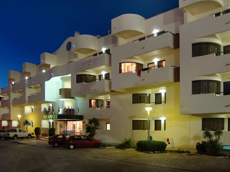 Een foto van de buitenkant van Aparthotel Oceanus