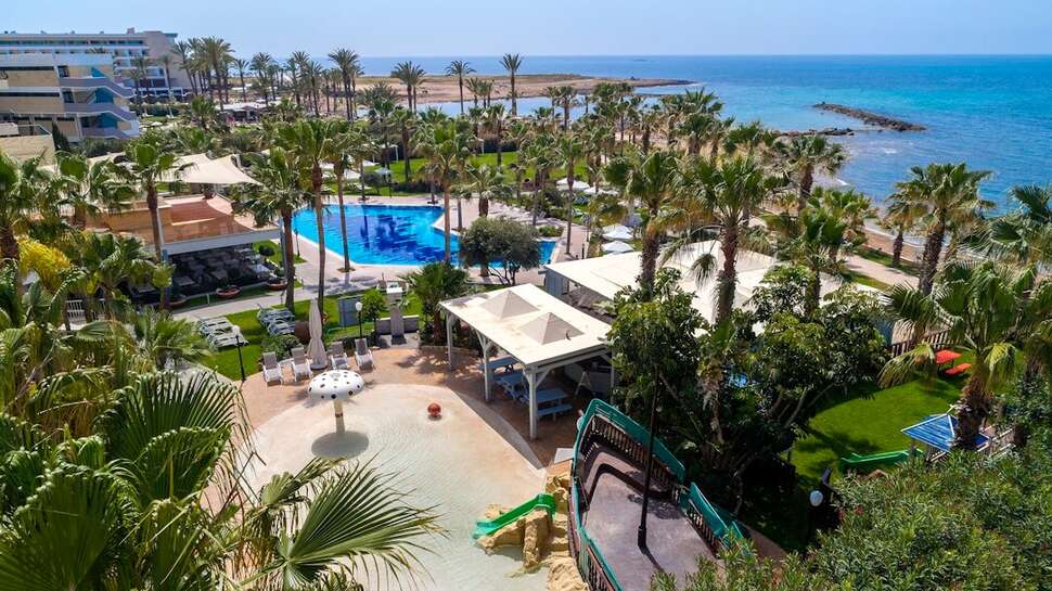 Een foto van de buitenkant van Aquamare Beach Hotel & Spa