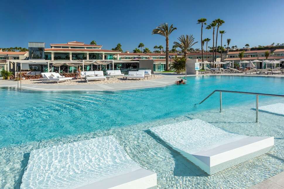 Een foto van het zwembad bij Kumara Serenoa by Lopesan Hotels