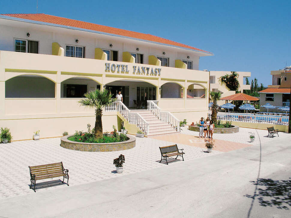 Een foto van de buitenkant van Fantasy Hotel