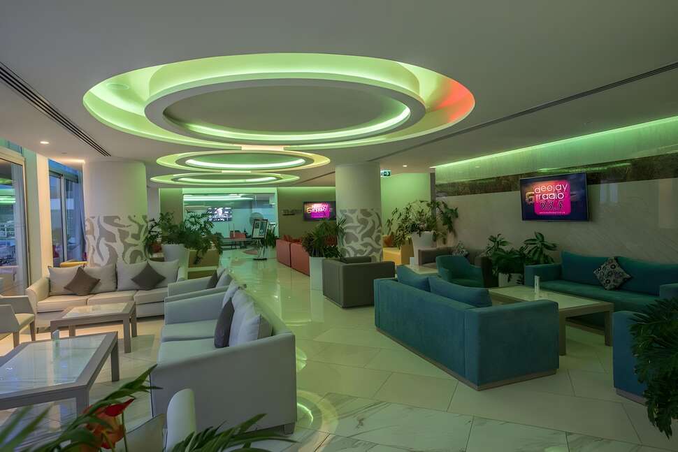 Een foto van het interieur van Vassos Nissi Plage Hotel