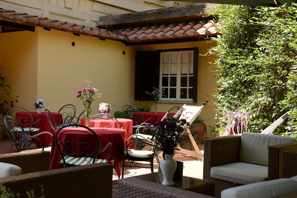 Een foto van het terras bij Hotel Rome Garden
