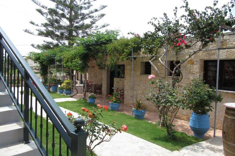 Een foto van het terras bij Kri Kri Village