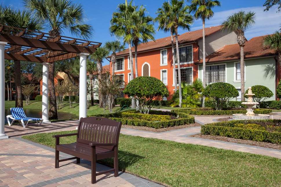 Een foto van het terras bij Legacy Vacation Resort