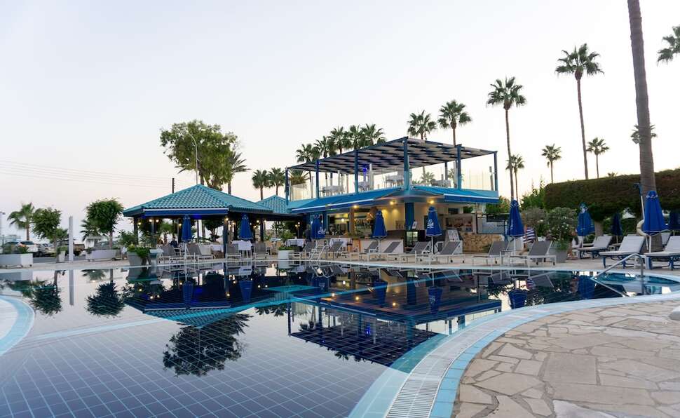 Een foto van het zwembad bij Anonymous Beach Hotel