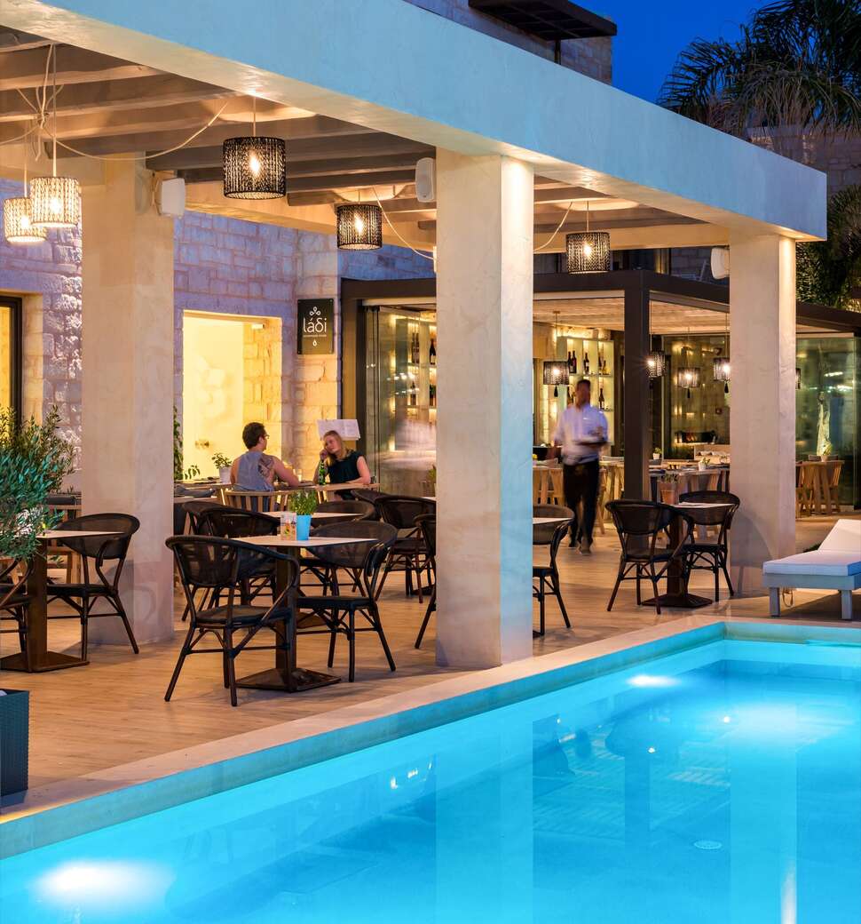 Ein Foto vom Pool im Airis Boutique & Suites