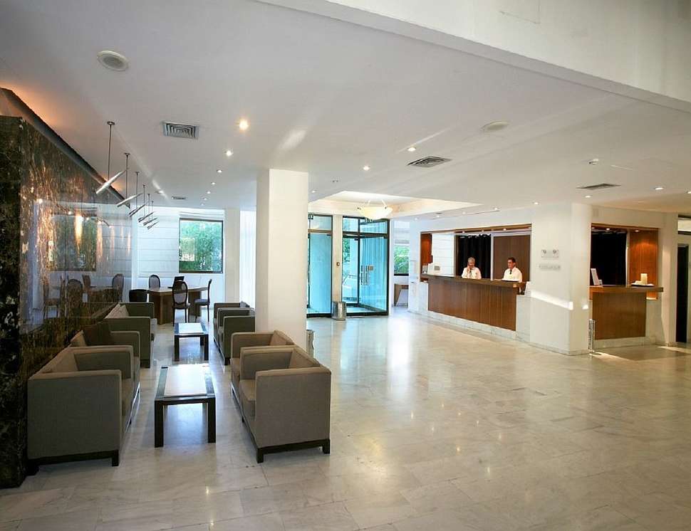 Een foto van het interieur van Grecian Sands Hotel
