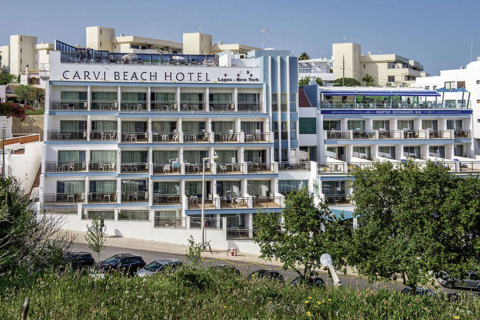 Een foto van de buitenkant van Carvi Beach Hotel