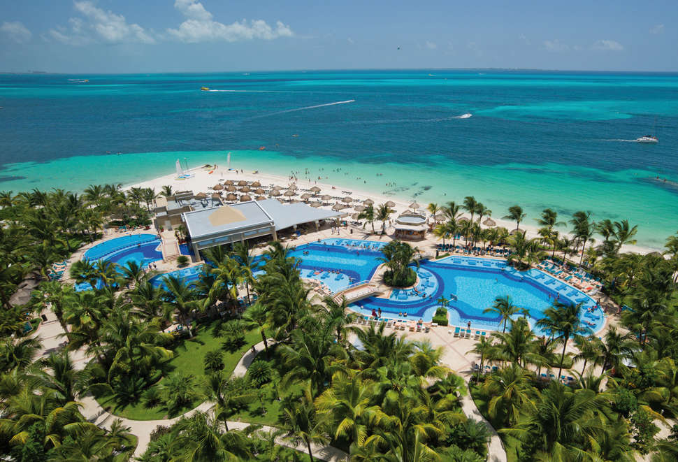 Een foto van het zwembad bij Riu Caribe