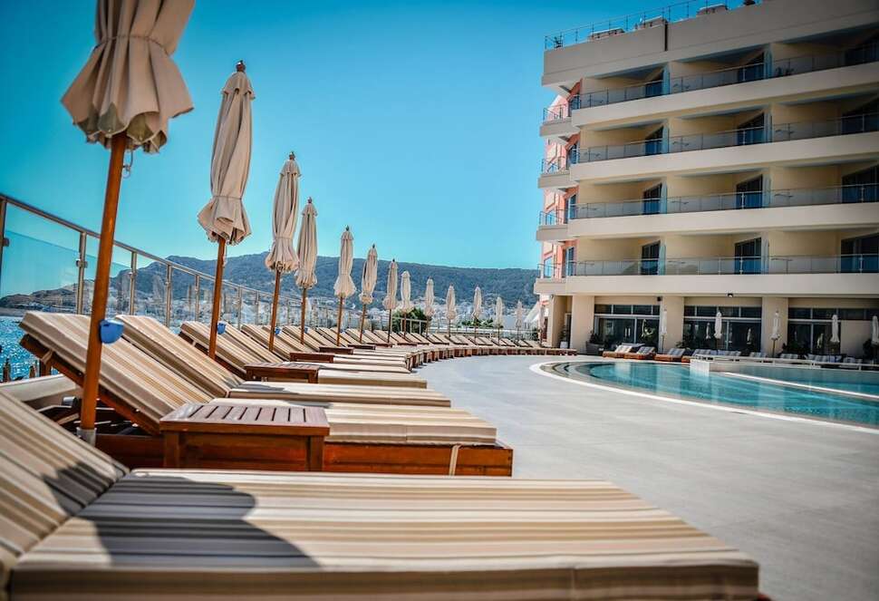 Een foto van het zwembad bij Konstantinos Palace