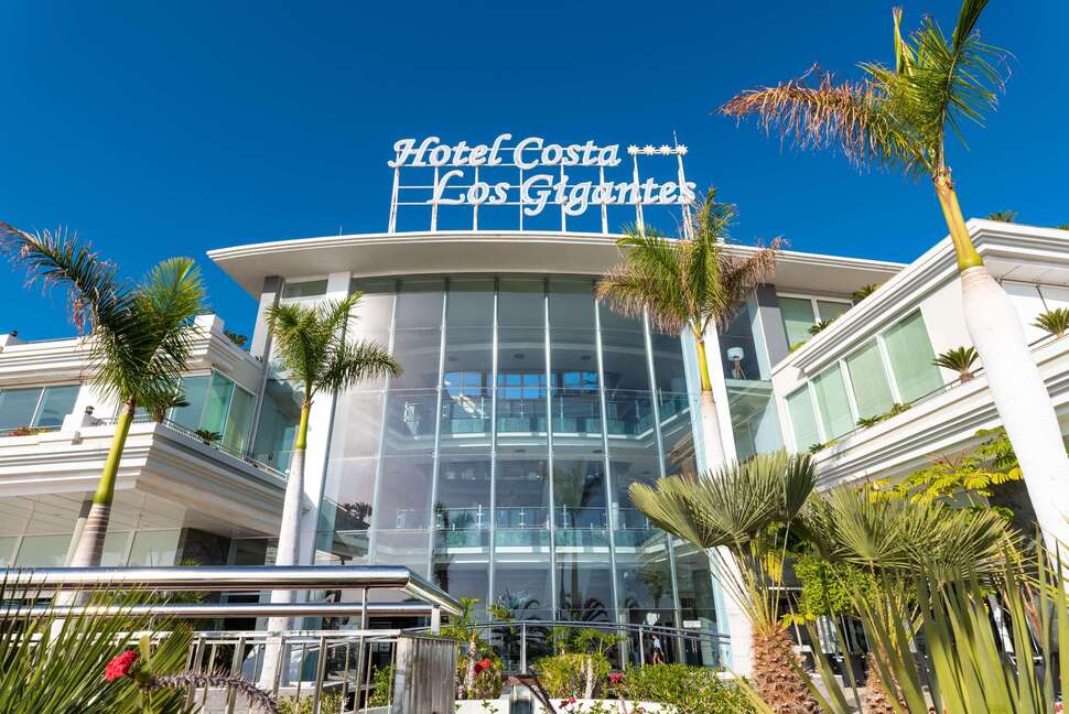 Een foto van de buitenkant van Landmar Hotel Costa Los Gigantes