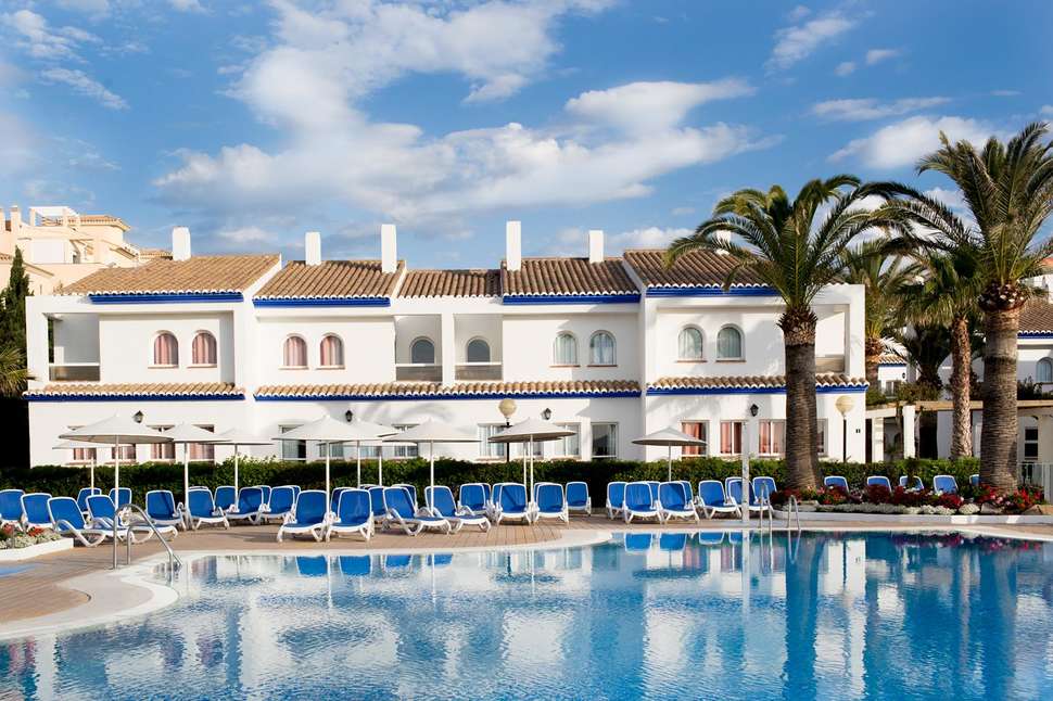 Een foto van het zwembad bij Occidental Torremolinos Playa