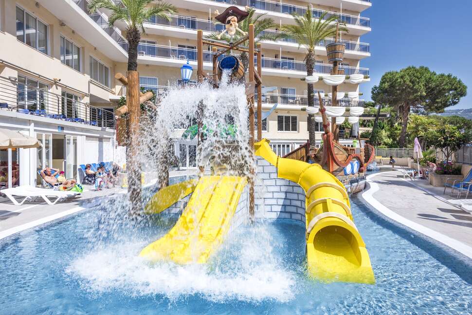 Ein Foto vom Pool im Hotel Oasis Park Splash