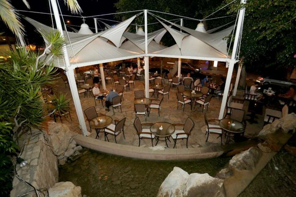 Een foto van het terras bij Dionysos Central Hotel