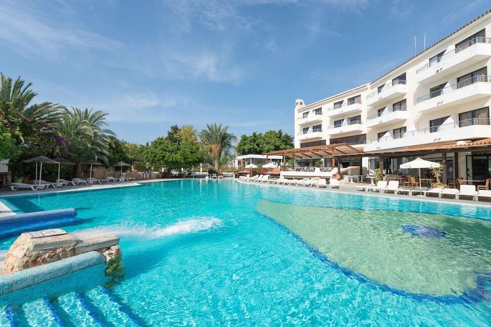 Een foto van het zwembad bij Paphos Gardens Holiday Resort