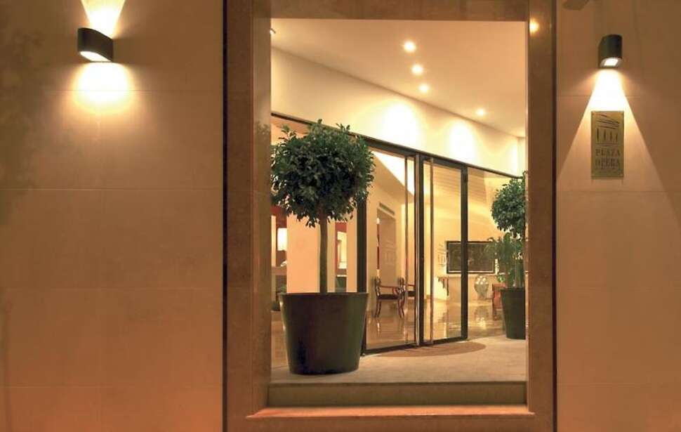 Een foto van de buitenkant van Hotel Plaza Opera
