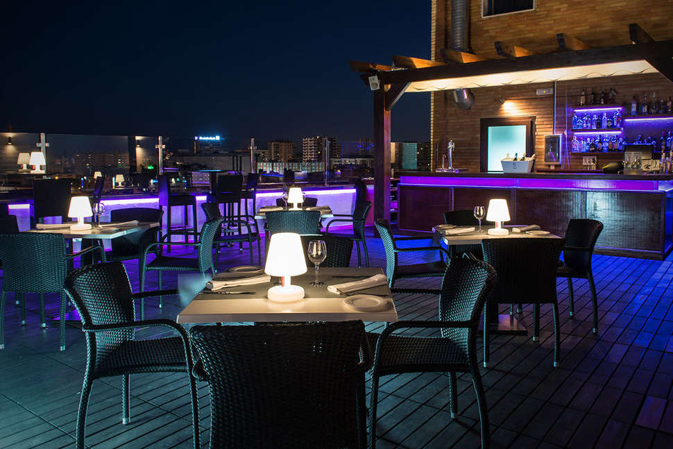 Een foto van het terras bij Salles Hotel Malaga Centro
