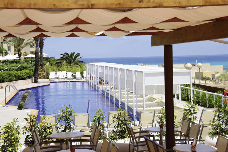 Een foto van het zwembad bij Hotel Zafiro Cala Mesquida