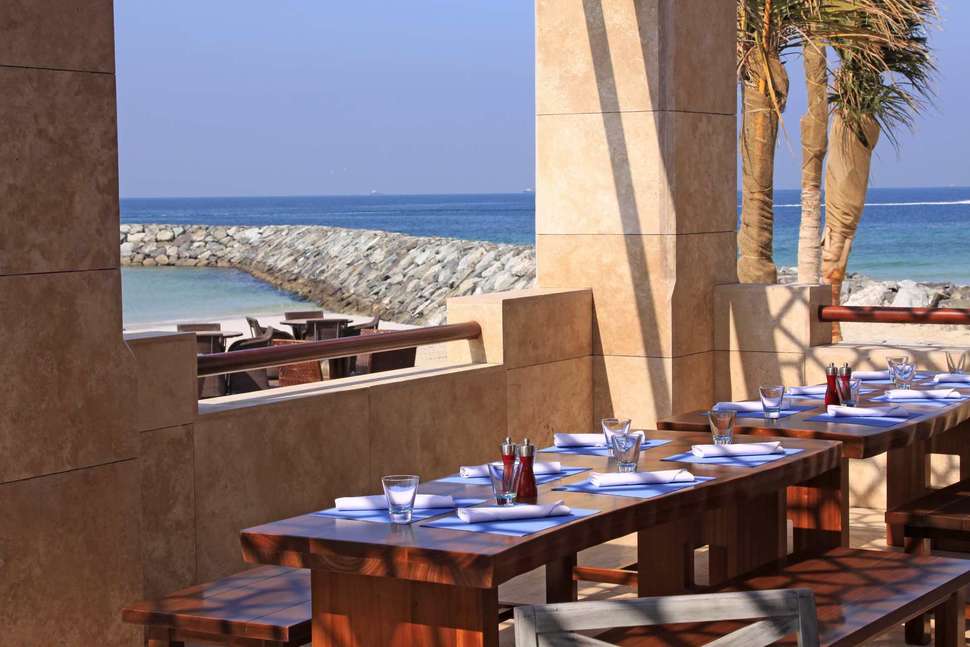 Ein Foto von der Terrasse im The Luxury Collection Hotel Ajman Saray
