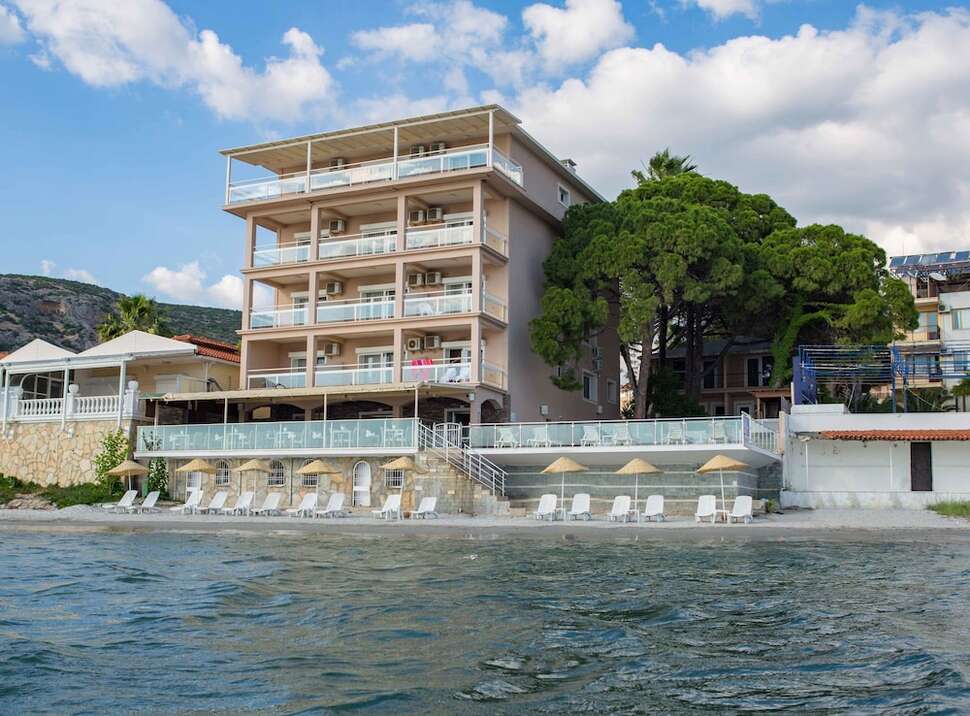 Een foto van de buitenkant van Melis Hotel