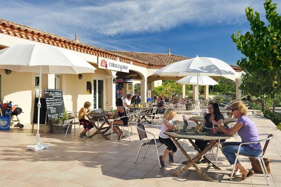 Een foto van het terras bij Residence Port Minervois