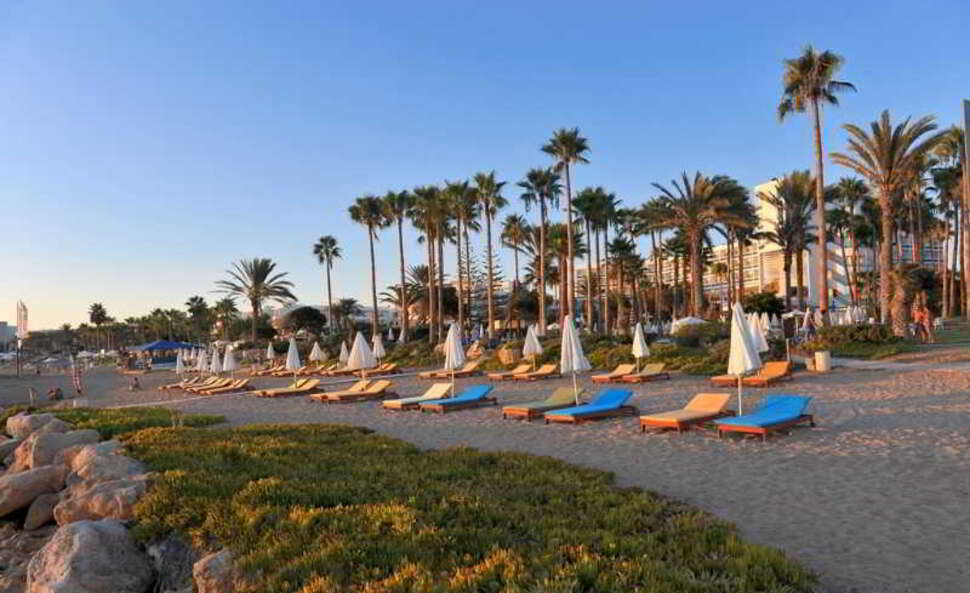 Een foto van het strand bij Leonardo Plaza Cypria Maris Beach Hotel & Spa