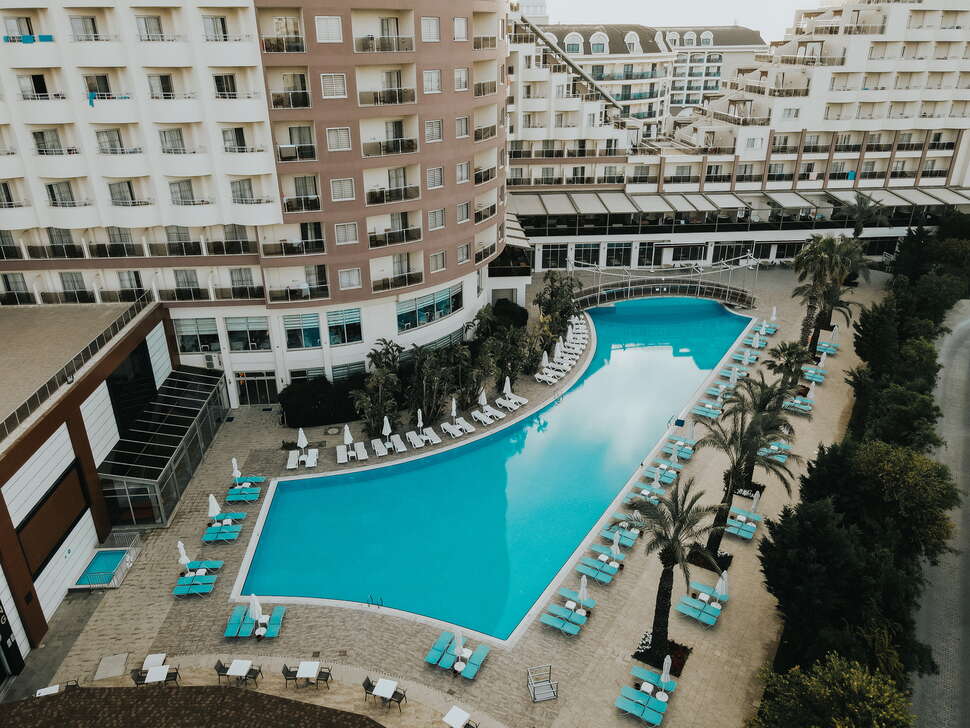 Een foto van het zwembad bij Saturn Palace Resort