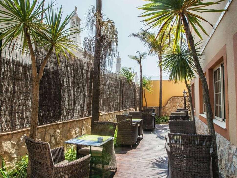 Een foto van het terras bij Hotel Dom Manuel I Residence