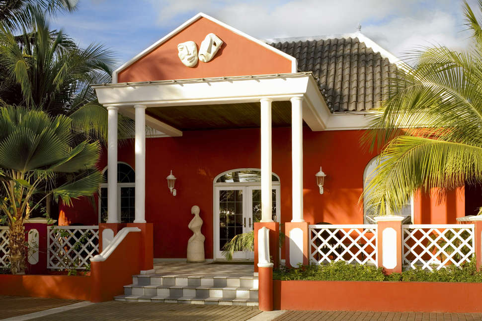 Een foto van de buitenkant van Avila Beach Hotel