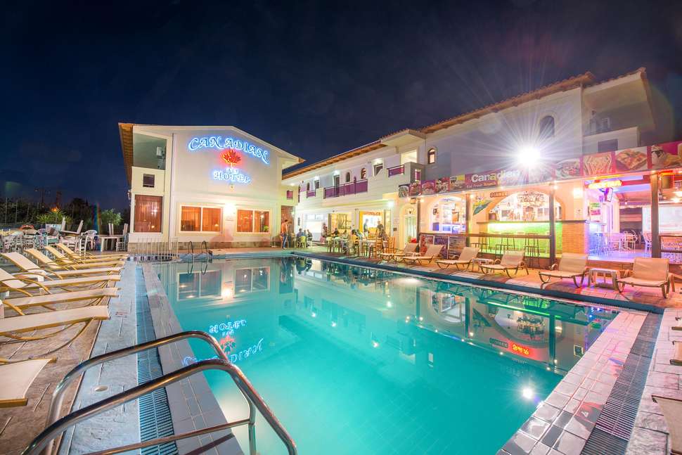 Ein Foto vom Pool im Canadian Hotel
