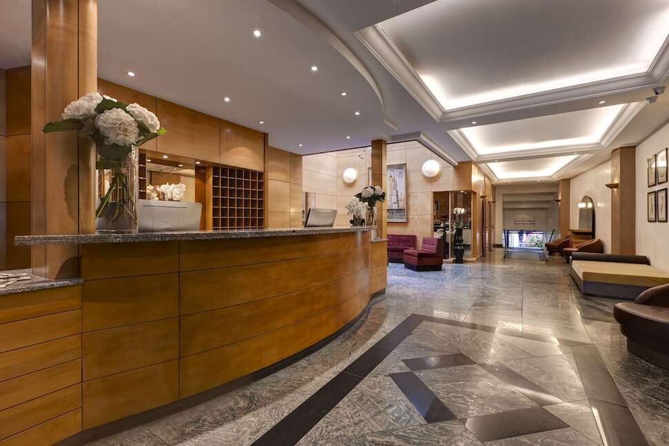 Een foto van het interieur van The Bastille Patio