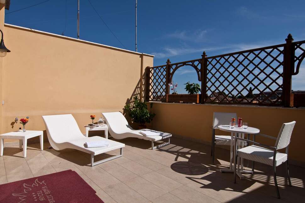 Een foto van het terras bij Hotel Best Roma