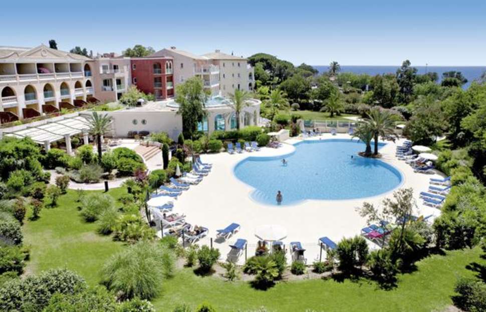 Een foto van het zwembad bij Pierre & Vacances Residence Les Calanques des Issambres